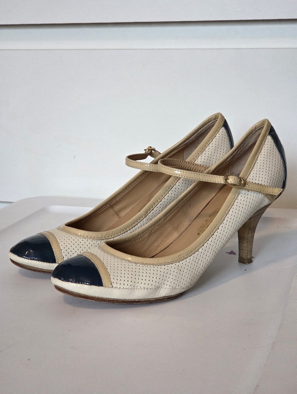 Italian Designer Cream+Navy Cap Toe Mary Jane Heels Vintage Perforated Sz 7 Mod